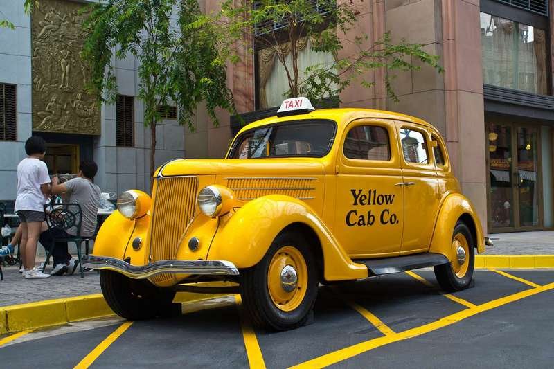 Желтый почему е. Такси Можайск. Желтое такси Андре Бенц открытка. Желтое такси с красными зеркалами. Почему такси желтое.